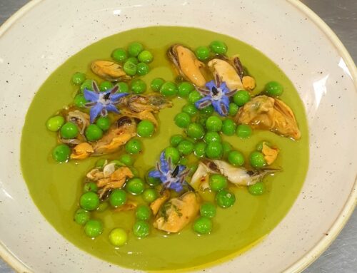 La recette de Yohann – Mai 2025 –  Crème de petit pois au curry vert et moules de bouchot
