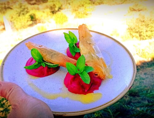 La recette de Thomas – Juillet 2025 –  Houmous de betteraves accompagné de croustillants de Feta