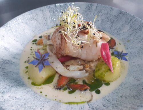 La recette de Thomas – Novembre 2025 –  Médaillon de lotte aux moules, jus de coquillage, poireaux et pommes de terre nouvelles.