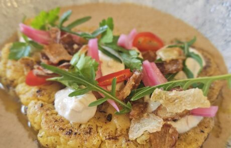 Choux-fleur aux épices, sauce acidulée aux champignons et beurre noisette, crème sésame