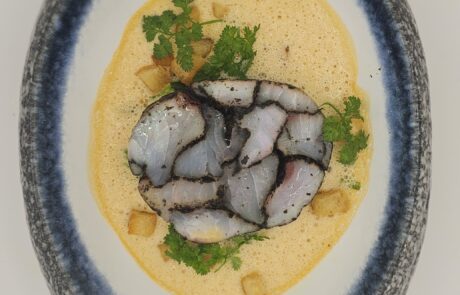 Marbré de Maigre, sauce émulsionnée aux oursins et algues wakamé