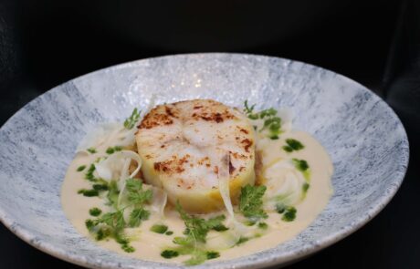 Lieu Jaune rôti au beurre, fenouil en cuit-cru assaisonné au tamarin, crémeux au miso blanc et coulis coriandre