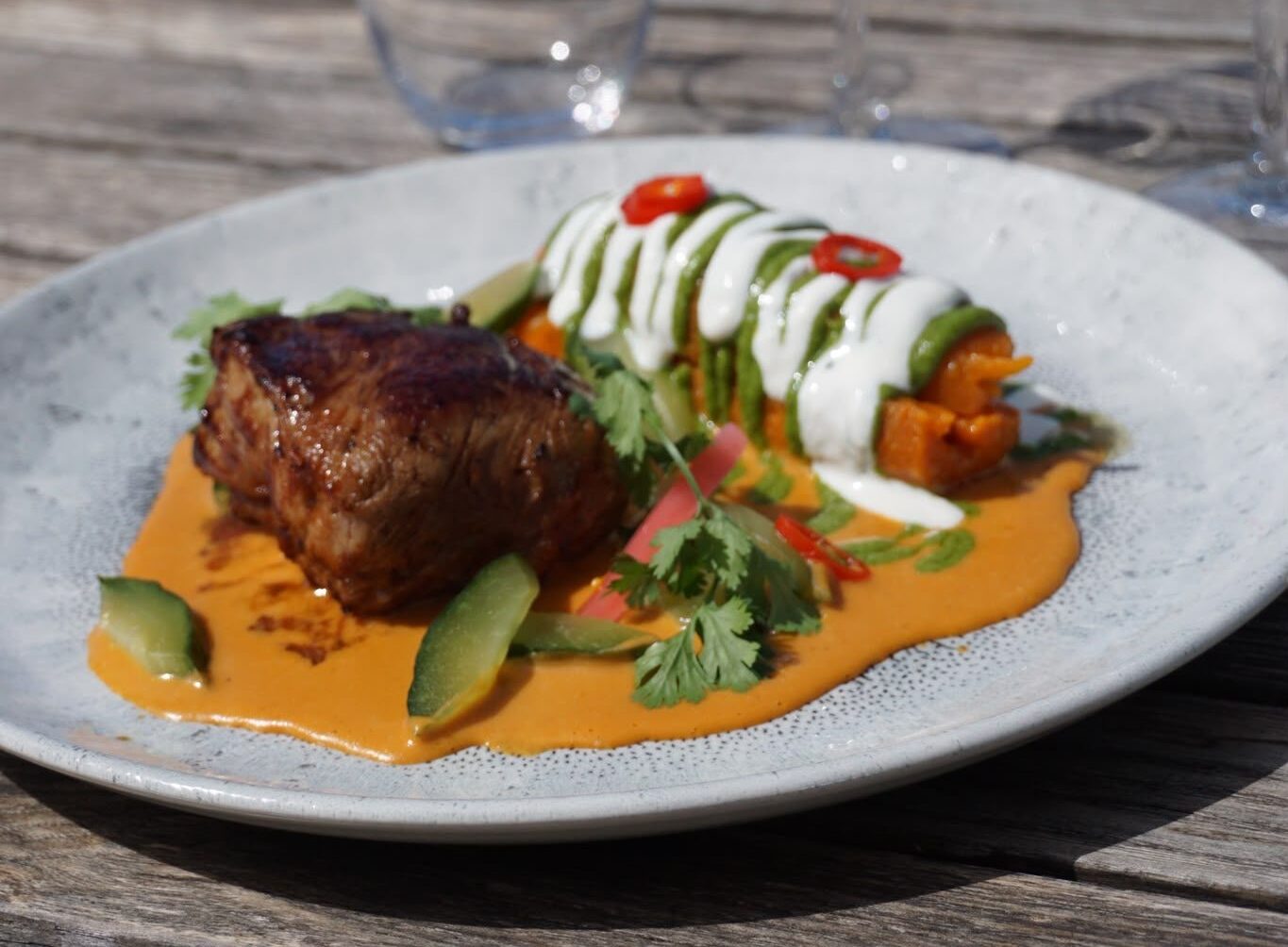 Filet mignon de Cochon, patates douces rôties, concombres 27 marinés, sauce épicée à la cacahuète et coulis de coriandre