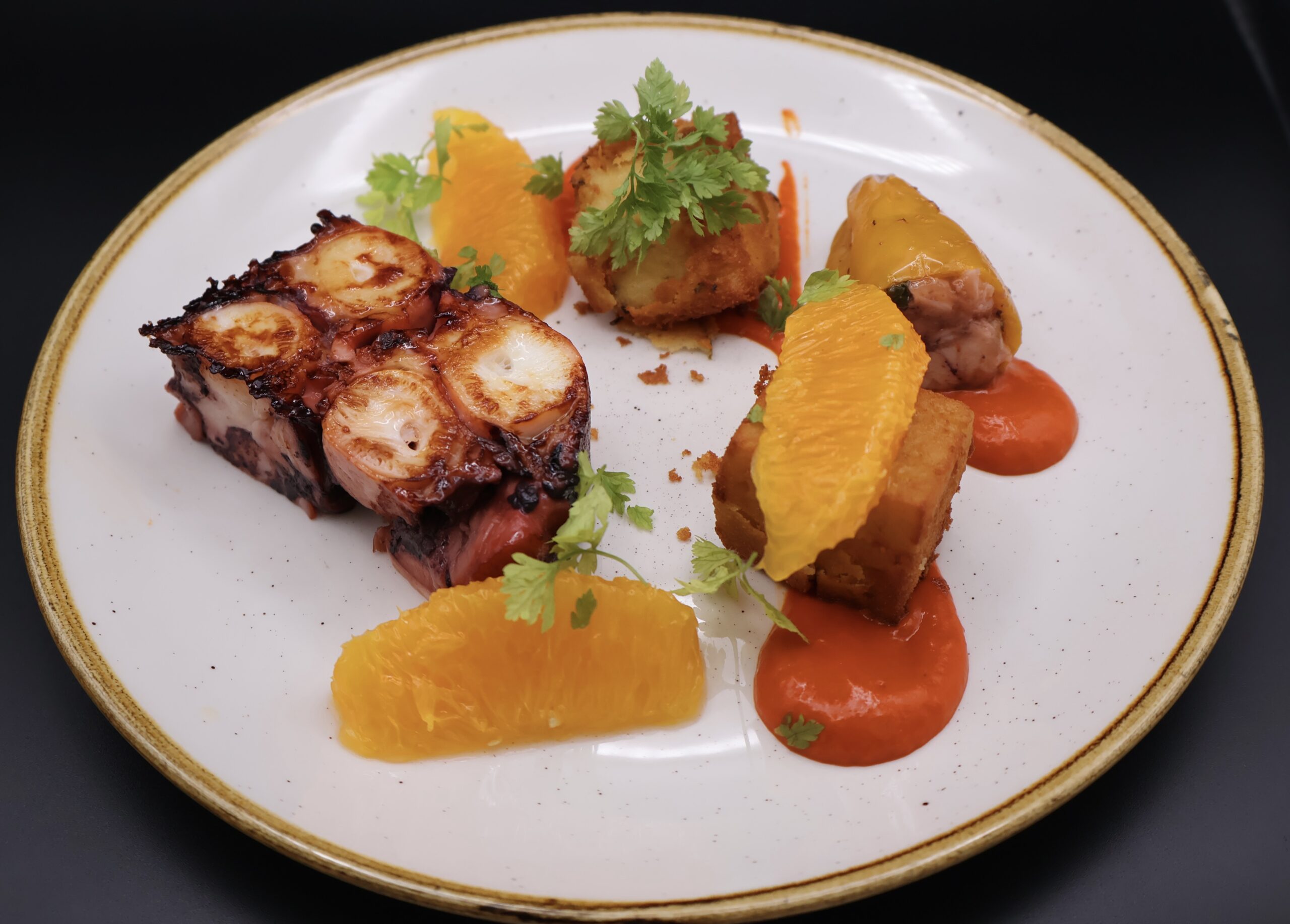 Pressé de Poulpe snacké, panisse au romarin, harissa légère.