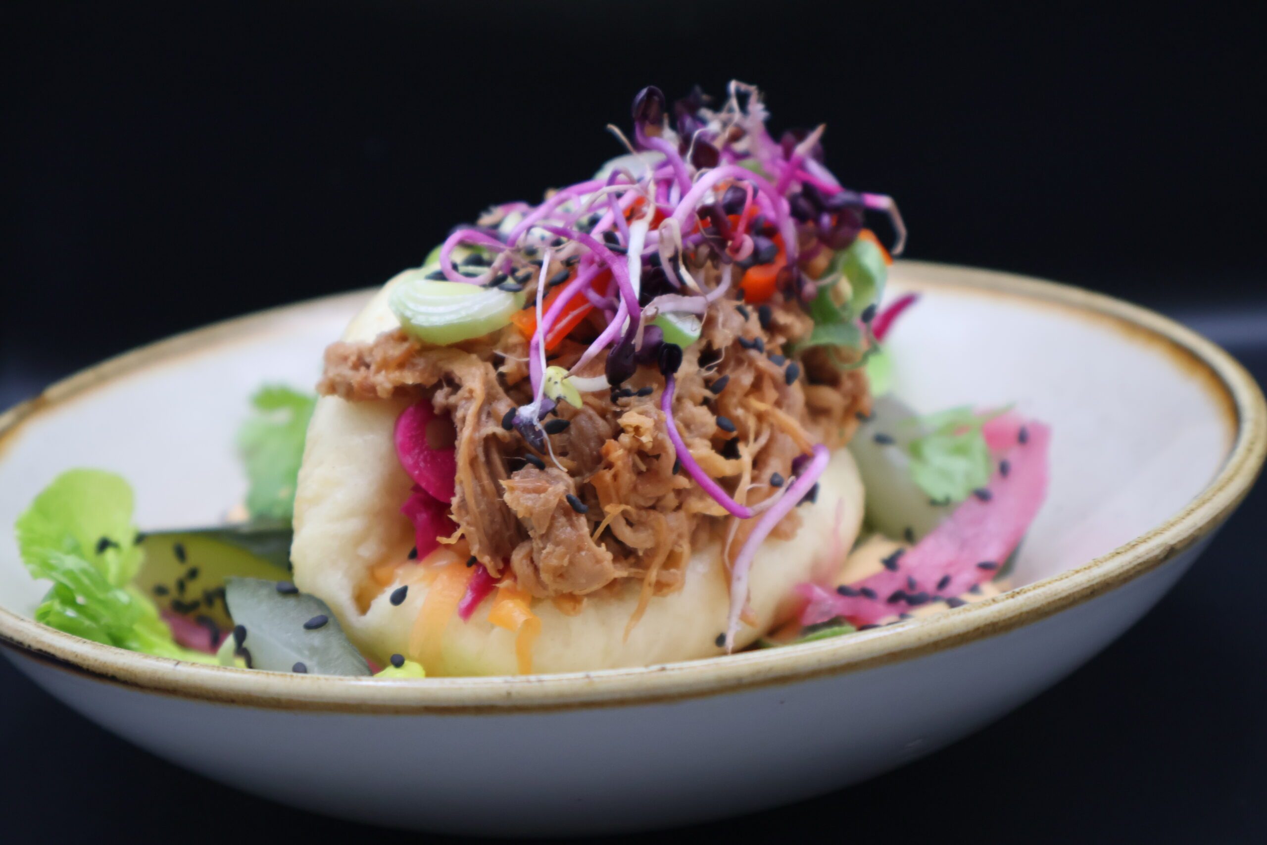 Gua Bao à l’effiloché de Cochon, pickles de légumes et mayonnaise sriracha